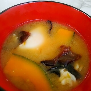南瓜とキクラゲの卵落とし味噌汁